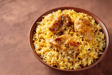 Hint Geleneksel Tavuk Biryani Pirinci Kahverengi Arkaplan Kâsesinde, Anlaşıldı Uzay