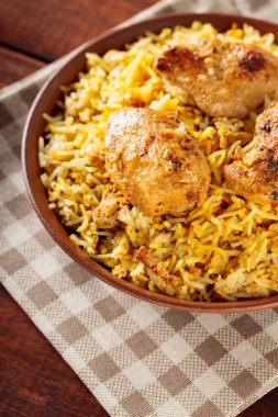 Tahta Tahta Tahta Tahtalar, Yakın plan, Aromatik Pakistan ve Orta Doğu Ramazan Çanağı üzerine Tavuk Biryani