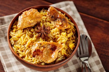 Hint Tavuğu Biryani ile Kaşık ve Çatal, Hint Mutfağı Konsepti, Yakın plan