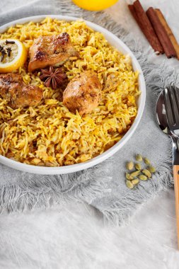 Geleneksel Tavuk Biryani ve Gri Arkaplan Malzemeleri Tabağı, Yakın plan