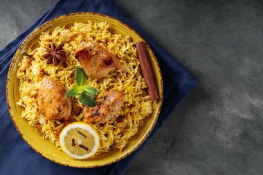 Baharatlı lezzetli Hint Dili Tavuk Biryani ve Sarı Tabakta Limon, Kopya Boşluğu