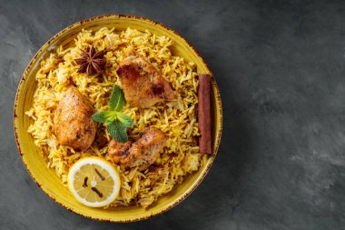 Hint Geleneksel Tavuk Biryani Rice Koyu Arkaplanda Tabakta, Kopya Alanı, Üst Görünüm