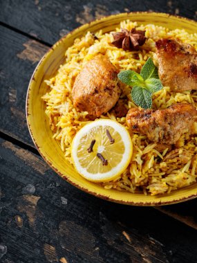 Hint Tavuk Biryani ile Baharatlar Sarı Tabakta, Hint Mutfağı Konsepti, Kopya Boşluğu