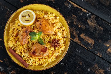 Hint Tavuk Biryani ile Baharatlar Sarı Tabakta, Hint Mutfağı Konsepti, Kopya Boşluğu