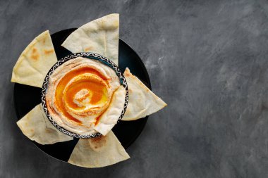 Siyah Tabak Üzerine Pita Ekmeği, Ramazan Yemeği, Kopya Boşluğu