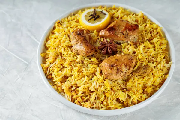 Baharatlı Hint Tavuğu Biryani tabakta servis ediliyor, yakın plan.