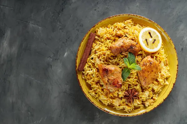 Hint Geleneksel Tavuk Biryani Rice Koyu Arkaplanda Tabakta, Kopya Alanı, Üst Görünüm