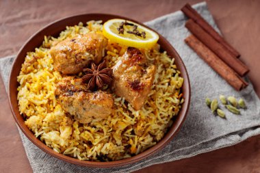 Hint Baharatlı Tavuk Biryani ile Star Anise, Tarçın Çubukları ve Limonu, Trendi Hint ve Pakistan Yemekleri