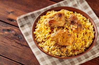 Pakistanlı ve Hintli Tavuk Biryani Rice Tahta Tahta Tahta Tahta Bowl 'da