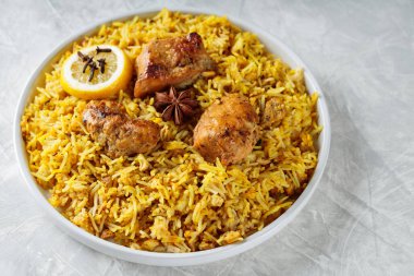 Gri arka planda geleneksel tavuk biryani tabağı, Hint mutfağı konsepti