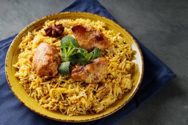 Sarı Tabakta Baharatlı Hint Tavuğu Biryani, Hint ve Pakistan Yemekleri, Yakın plan