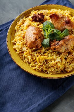 Sarı Tabakta Baharatlı Hint Tavuğu Biryani, Hint ve Pakistan Yemekleri, Yakın plan