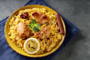 Sarı Tabakta Baharatlı Hint Tavuğu Biryani, Hint ve Pakistan Yemekleri, Yakın plan