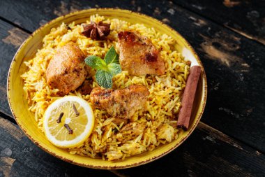 Hindistanın geleneksel vejetaryen olmayan yemekleri üzerine Hyderabadi Tavuk Biryani, yakın plan.