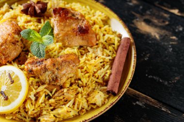 Hindistanın geleneksel vejetaryen olmayan yemekleri üzerine Hyderabadi Tavuk Biryani, yakın plan.
