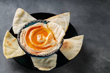 Zeytinyağı ve Pita ile Humus Kasesi Karanlık Arkaplanda, Ramazan Gıda Konsepti