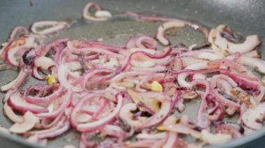 Hot Oil in Frying Pan 'da soğan cızırtısı ve karamelize. Yakın çekim çekim.