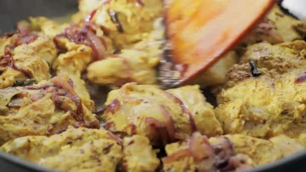 Turning Marinated Chicken Wooden Spatula While Preparing Chicken Biryani Indian — Stok Video