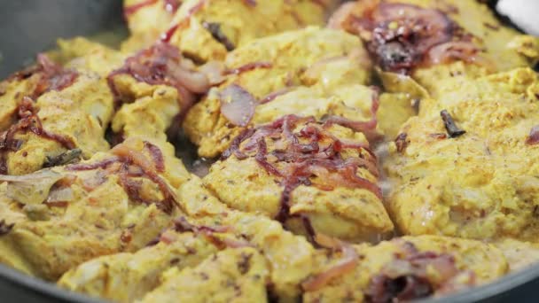 Kızartma Tavasında Baharatlı Soğanlı Tavuk Biryani Hazırlama Yakın Çekim — Stok video