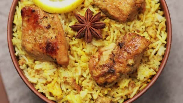 粘土碗中加香料和柠檬的鸡肉伯亚尼 受欢迎的印度和巴基斯坦食品 倾斜向上相机运动 — 图库视频影像