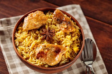 Hint Geleneksel Tavuk Biryani Pilavı Clay Bowl 'da keten peçetenin üzerinde