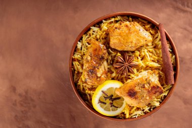 Tavuk Biryani ile Basmati Rice, Baharatlar ve Limon Kahverengi Arkaplanda, Top View, Kopyalama Boşluğu