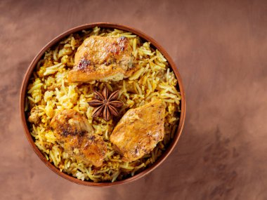Tavuk Biryani ile Basmati Rice, Baharatlar ve Limon Kahverengi Arkaplanda, Top View, Kopyalama Boşluğu