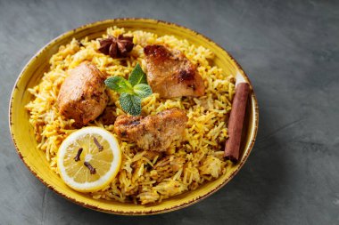 Sarı Tabak üzerine Basmati Rice, Popüler Hint ve Pakistan Yemekleri üzerine Tavuk Biryani, Yakın plan