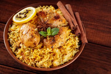 Orijinal Tavuk Biryani Yakın plan, Geleneksel Hint Pirinç Tabağı ve Baharat ve Yoğurtta marine edilmiş Tavuk