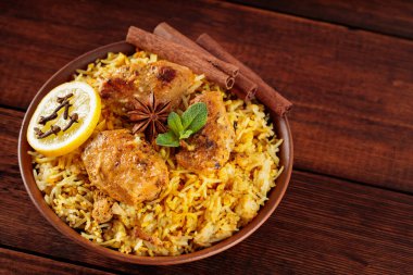 Orijinal Tavuk Biryani Yakın plan, Geleneksel Hint Pirinç Tabağı ve Baharat ve Yoğurtta marine edilmiş Tavuk