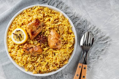 Baharatlı Hakiki Tavuk Biryani ve Beyaz Tabak Üzerine Limon, Hindistan 'ın Geleneksel Vejetaryen Olmayan Yemeği