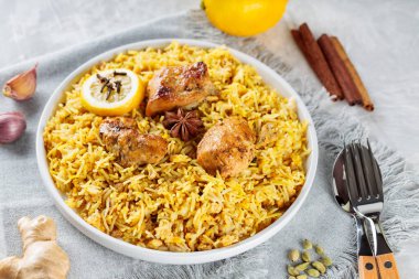 Baharatlı Hakiki Tavuk Biryani ve Beyaz Tabak Üzerine Limon, Hindistan 'ın Geleneksel Vejetaryen Olmayan Yemeği