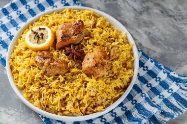 Beyaz tabak üzerine Basmati Rice ile Hint Dili Tavuk Biryani, yakın plan.