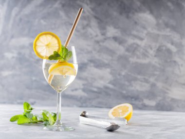 Hugo Spritz Kokteyli Köpüklü Şarap, Limon, Nane ve Elder Çiçeği Şurubu ile Yapıldı