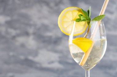 Hugo Spritz Kokteyli Köpüklü Şarap, Limon, Nane ve Elder Çiçeği Şurubu ile Yapıldı