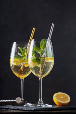 Hugo Spritz Kokteyli 'ni Yaşlı Çiçek Likörü, Nane ve Limon ile Karanlık Arkaplanda Yenilemek
