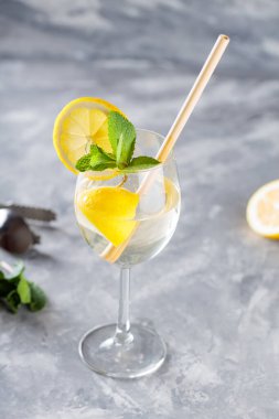 Hugo Spritz Bardakta Kokteyl Naneli ve Limonlu Soğuk Serinletici Yaz Alkollü İçecekleriyle Dolu