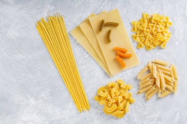 Gri Beton Arkaplanda Pişmemiş İtalyan Makarnası, Üst Görünüm