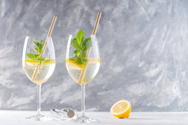 Eski moda Hugo Spritz Kokteyli ile Gri Beton Dilimlenmiş Limon Arkaplanı, Kopyala Uzay
