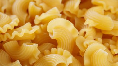 Kuru pişmemiş İtalyan Creste di gallo makarnası. Yakın çekim.