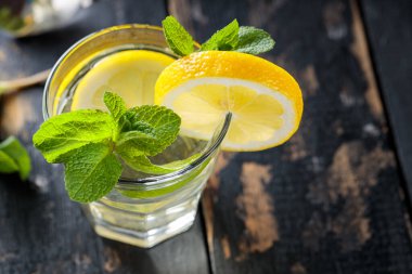 Eski Tahtalardaki Taze Nane ve Limonata ile Limonata Sağlıklı Yaz İçkisi