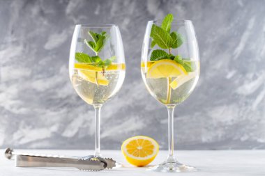 Hugo Spritz Kokteyli 'ni Elderflower Likörü ve Beton Bardaklı Köpüklü Şarap ile Tazeleyen