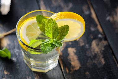 Koyu Ahşap Arkaplanda Limon ve Nane Şekeri ile Soğuk Citrus İçeceği, Boşluğu Kopyala