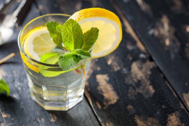 Koyu Ahşap Arkaplanda Limon ve Nane Şekeri ile Soğuk Citrus İçeceği, Boşluğu Kopyala