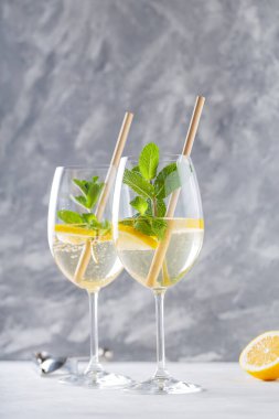 Hugo Spritz Kokteyli Nane Şekeri ve Limonla süslenmiş Beton Üzerine Bambu Çubuğu