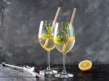 Hugo Spritz Nane, Limon ve Elderflower Likörü ile Kokteyl, Moda Spritz İçeceği