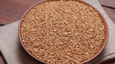 Kil tabakta karabuğday taneleri, yakın çekim.