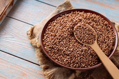 Tahta tahtalarda kaşık içinde pişmemiş karabuğday, anlaşıldı.