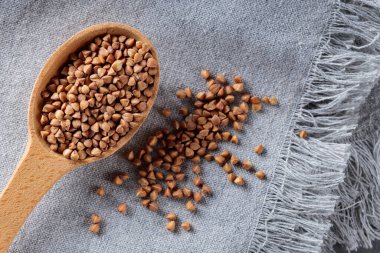 Tahta kaşıkta karabuğday taneleri Gri peçetede, Yakın plan