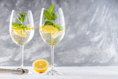 Hugo Spritz Kokteyli Gözlüklü Naneli ve Limonlu Betonlu, Kopyala Uzay